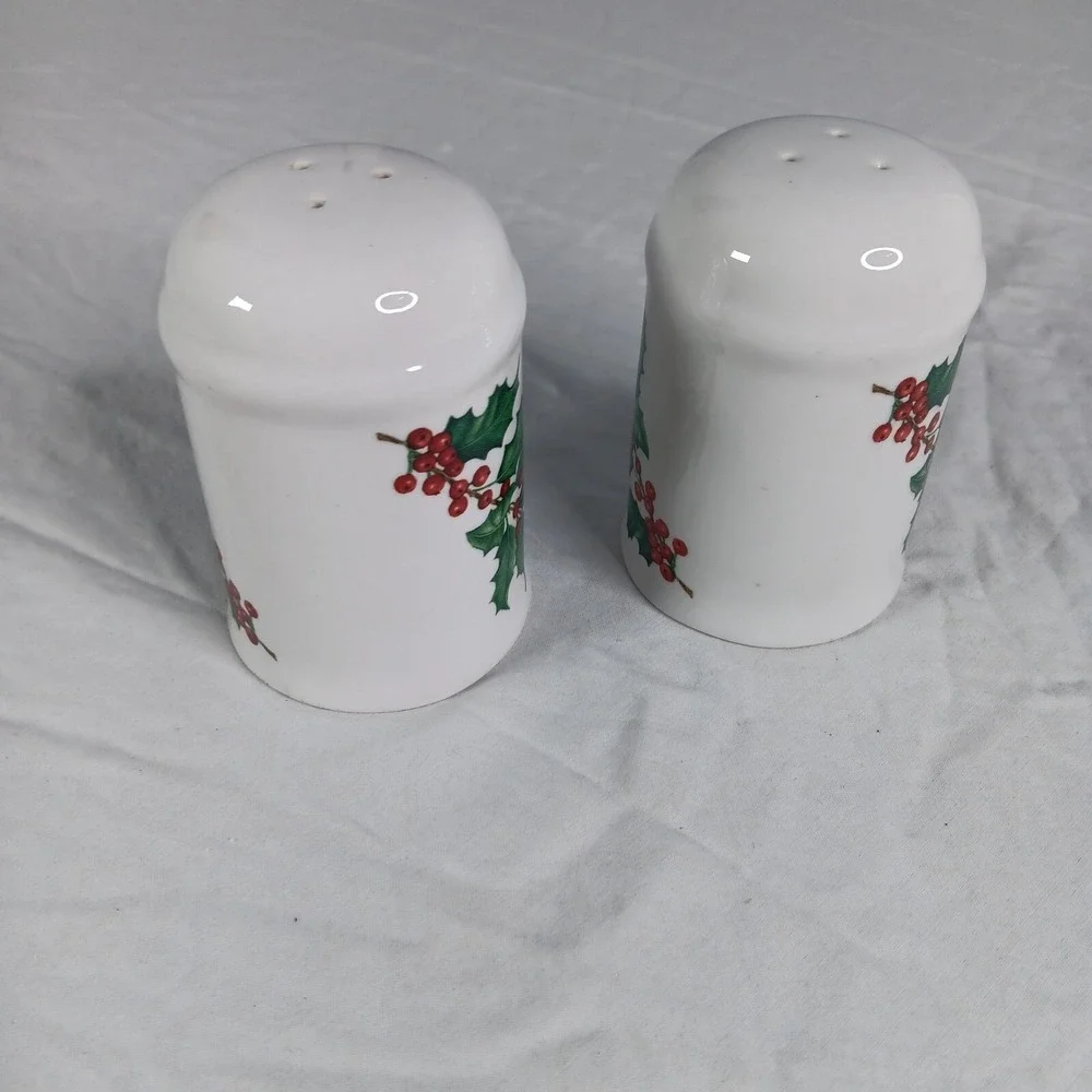 Hallmark Christmas Salt Pepper Shakers Holly Berries White Ceramic Holiday Decor